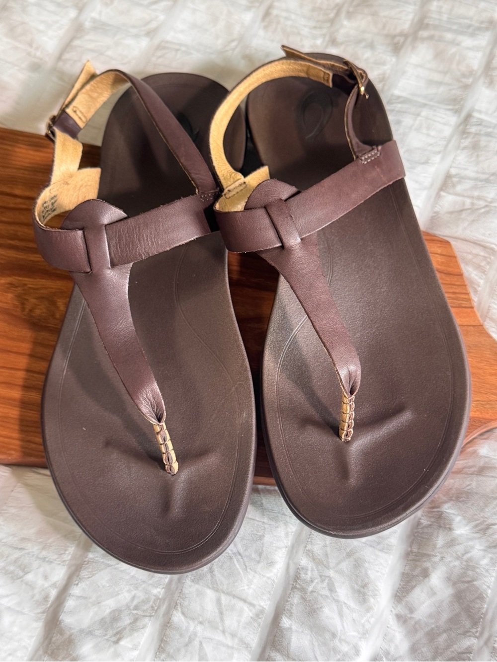 OluKai Ekekeu Women's brown Size 8 Leather thong Sandals Ankle Strap EUC